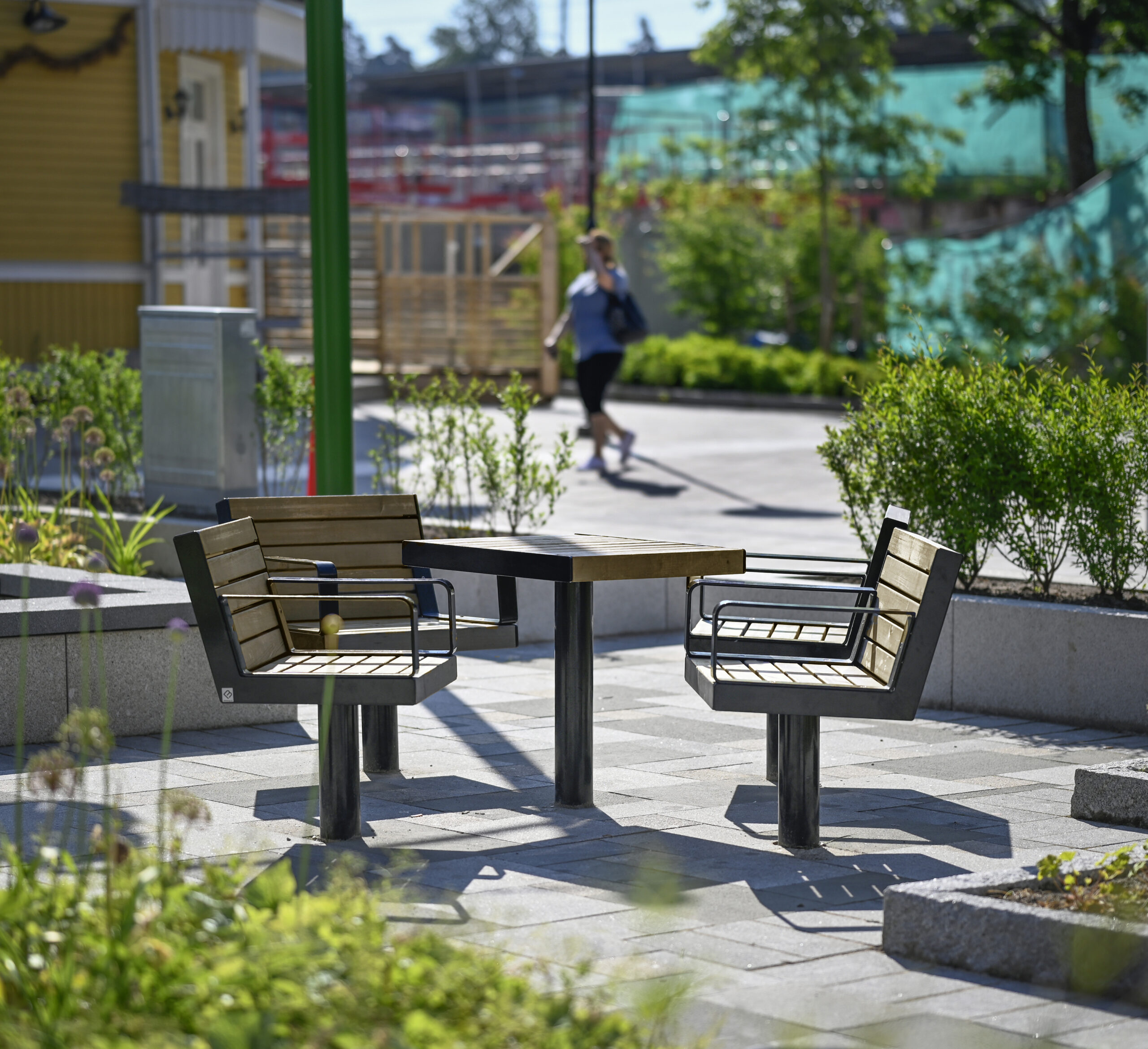 Stolar & bort för nedgjutning ur möbelserien Line. Parkmöbler.