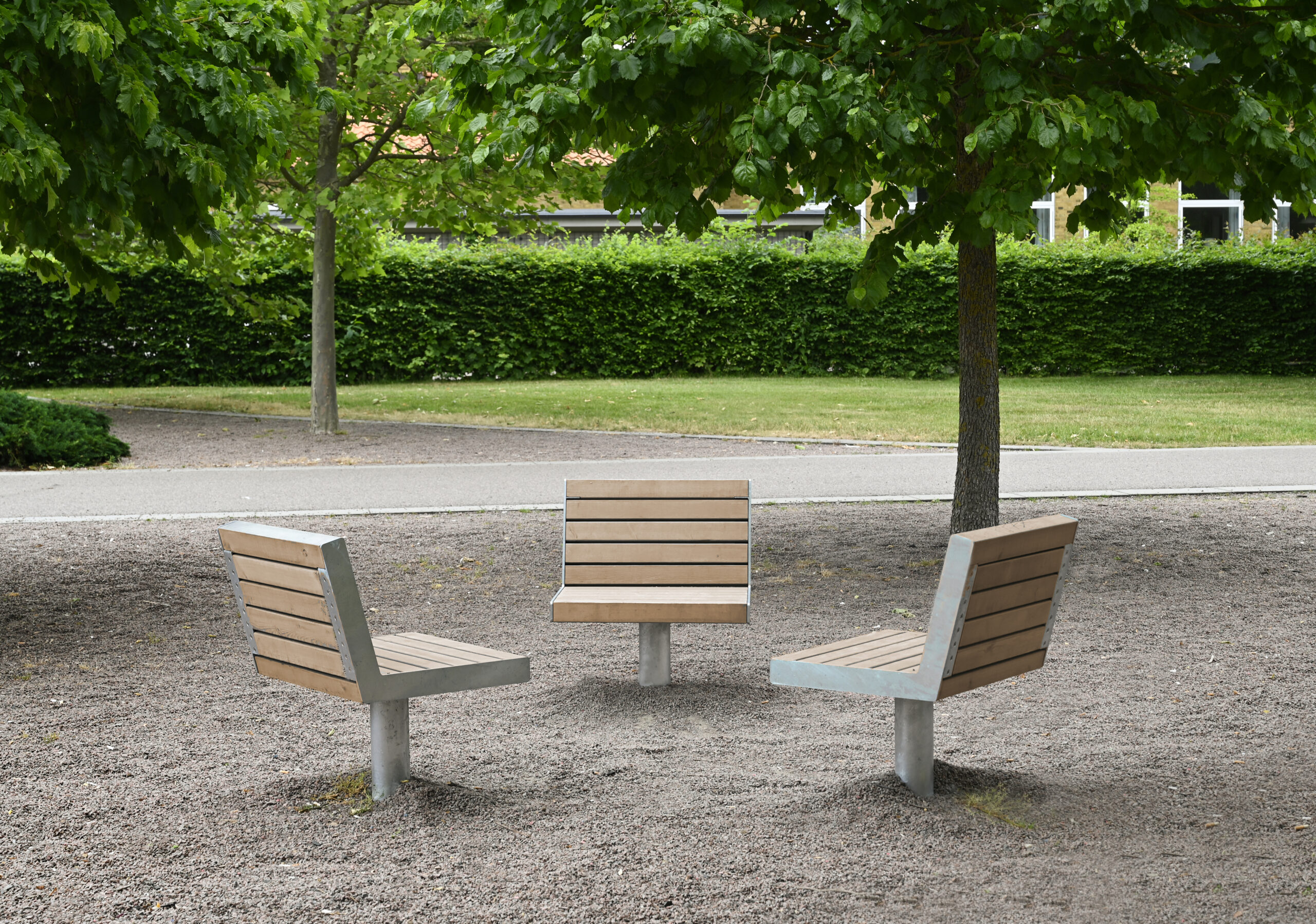 Stolar för nedgjutning ur möbelserien Line. Parkmöbler.