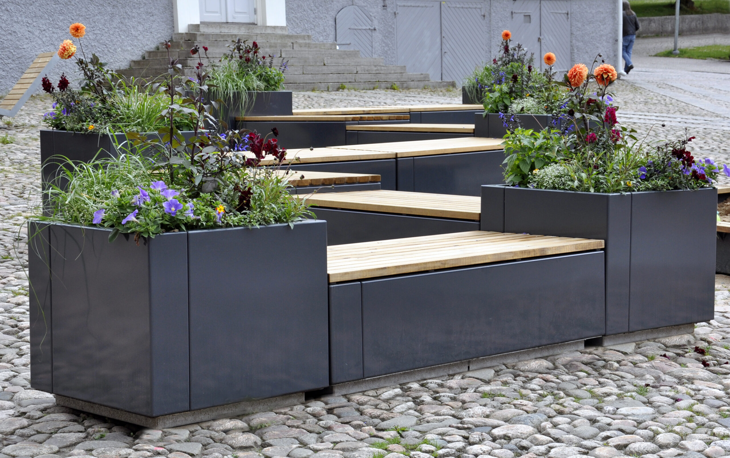 Flora Planteringskärl + Sittyta Flora. Utemiljö. Parkmöbler.