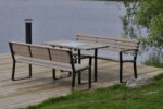 Utemiljö. Fristående soffor & bord ur möbelserien Botan. Här vid sjön Åsunden i Ulricehamn. Bord med integrerat schackbräde.