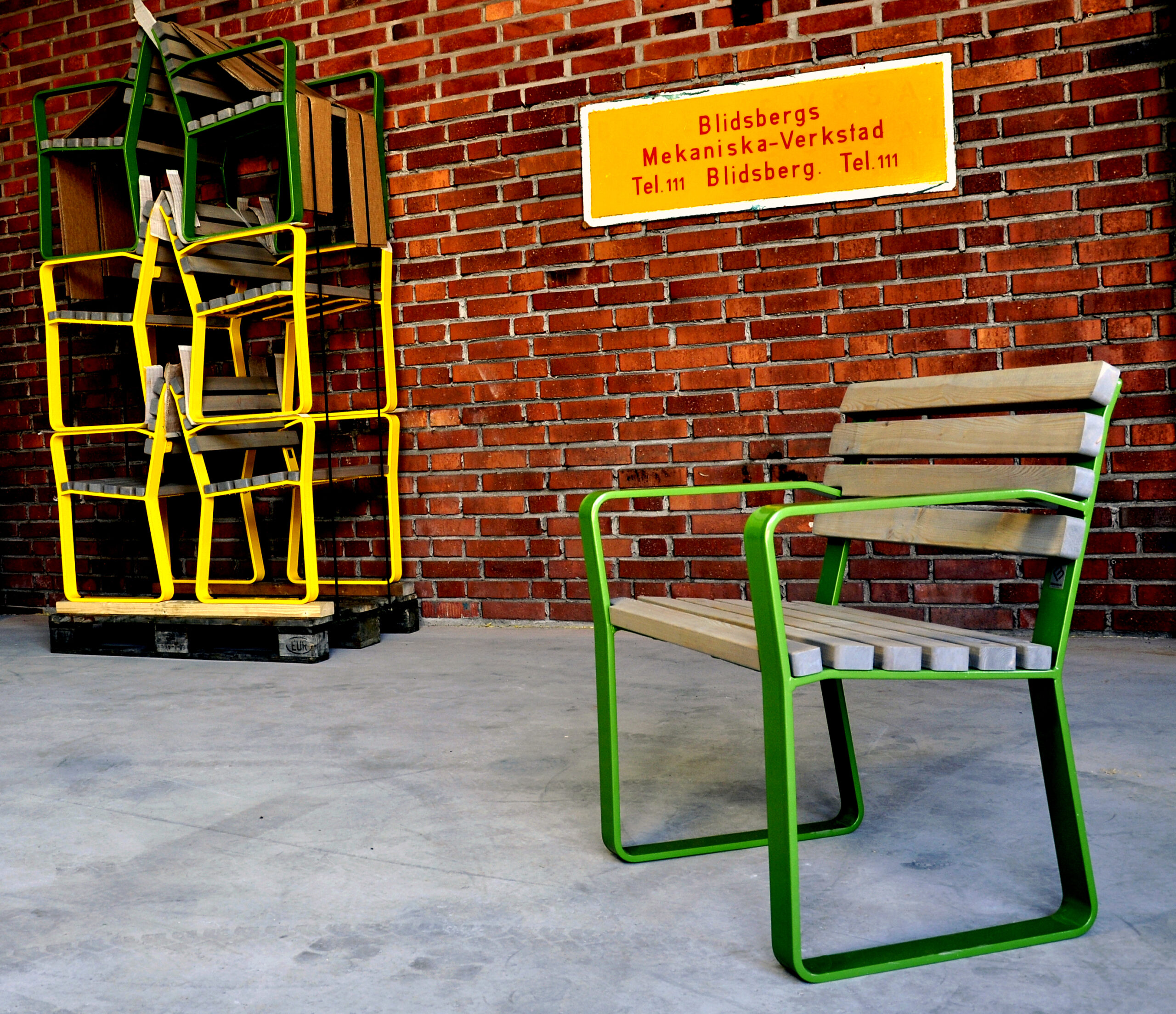 Botan fristående stol. Utemöbel. Utemiljö. Parkmöbel.