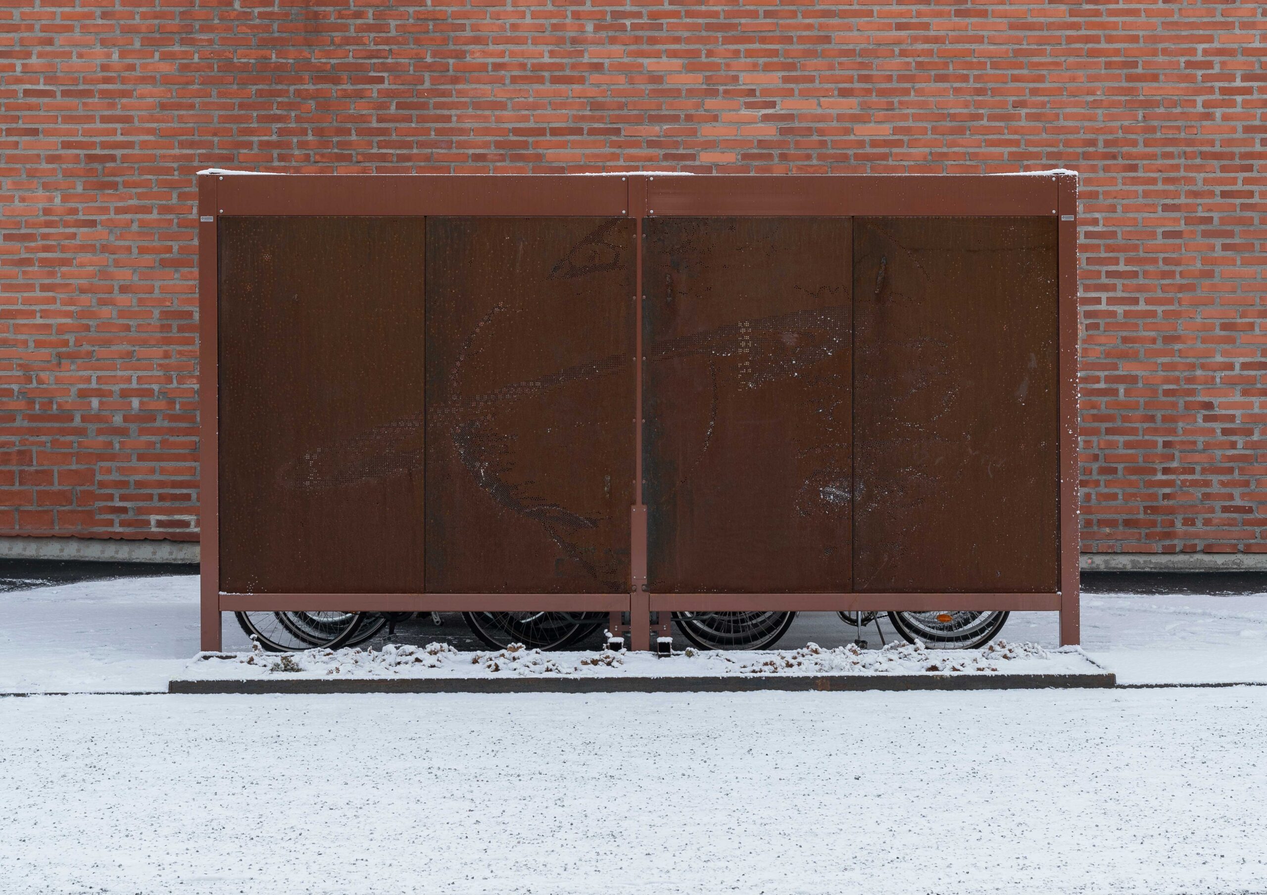 Quattro cykeltak med laserskurna väggar och integrerad LED-belysning. Utemiljö. Cykelförvaring. Cykelgarage.