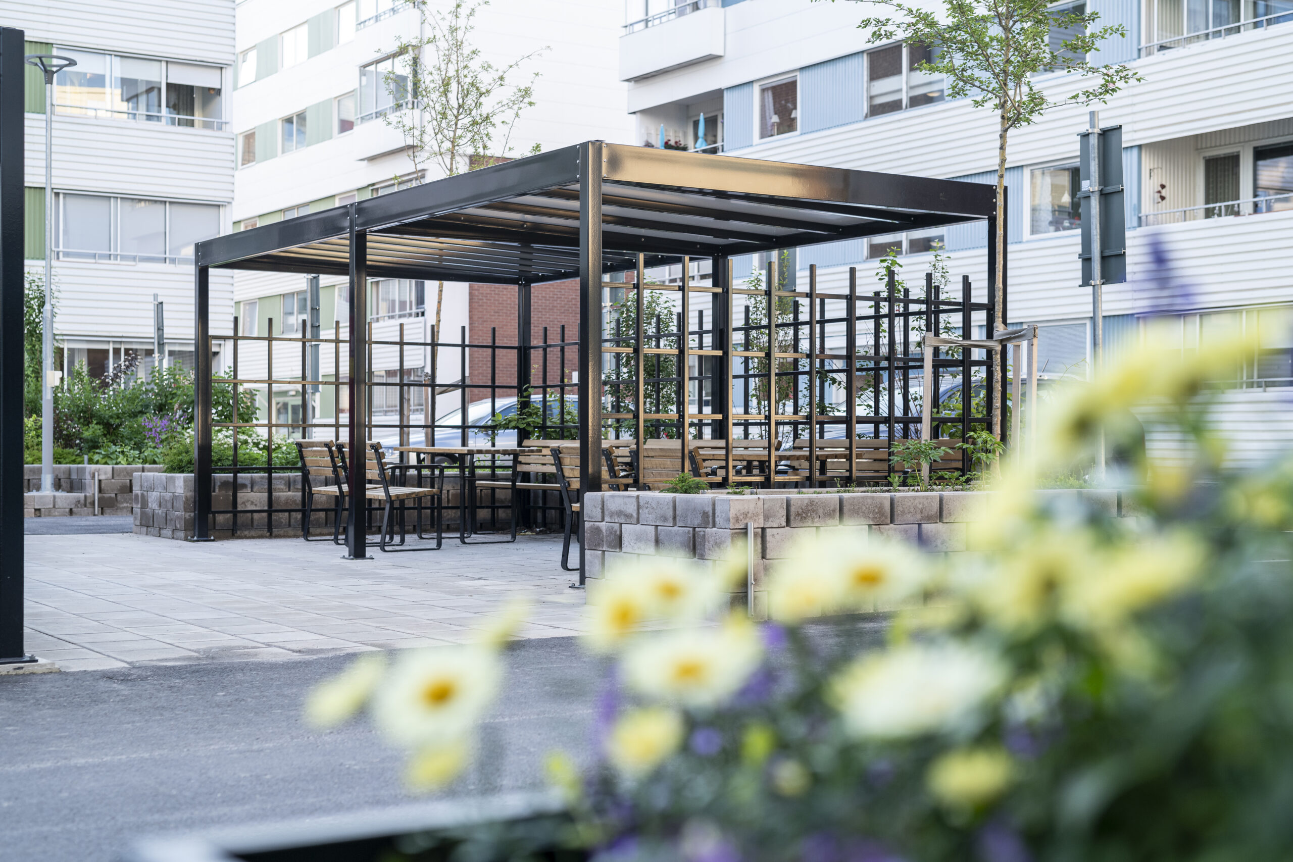 Pergola Quattro med raka stålsticks och aluminiumlaminat.