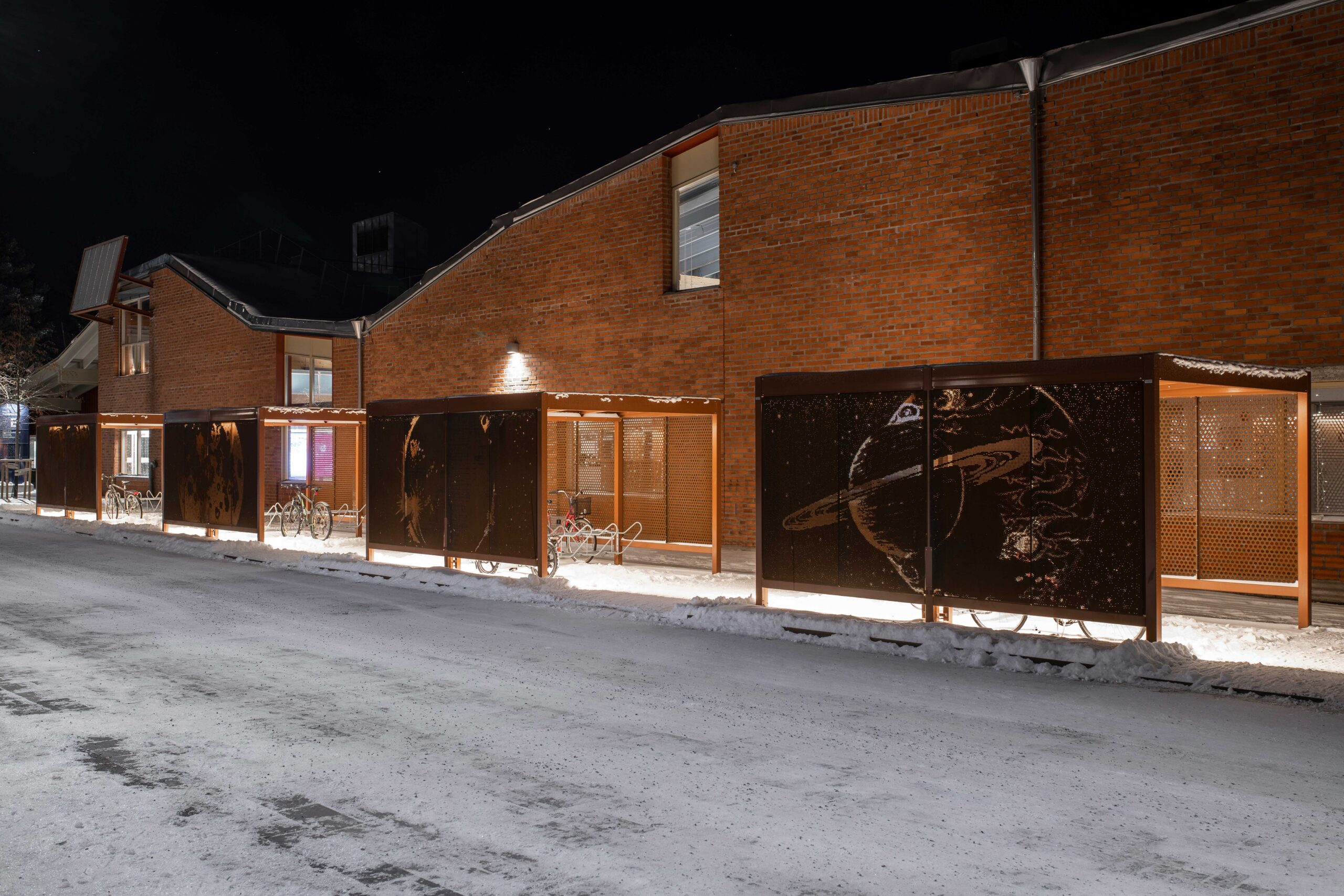 Quattro cykeltak med laserskurna väggar och integrerad LED-belysning. Utemiljö. Cykelförvaring. Cykelgarage.