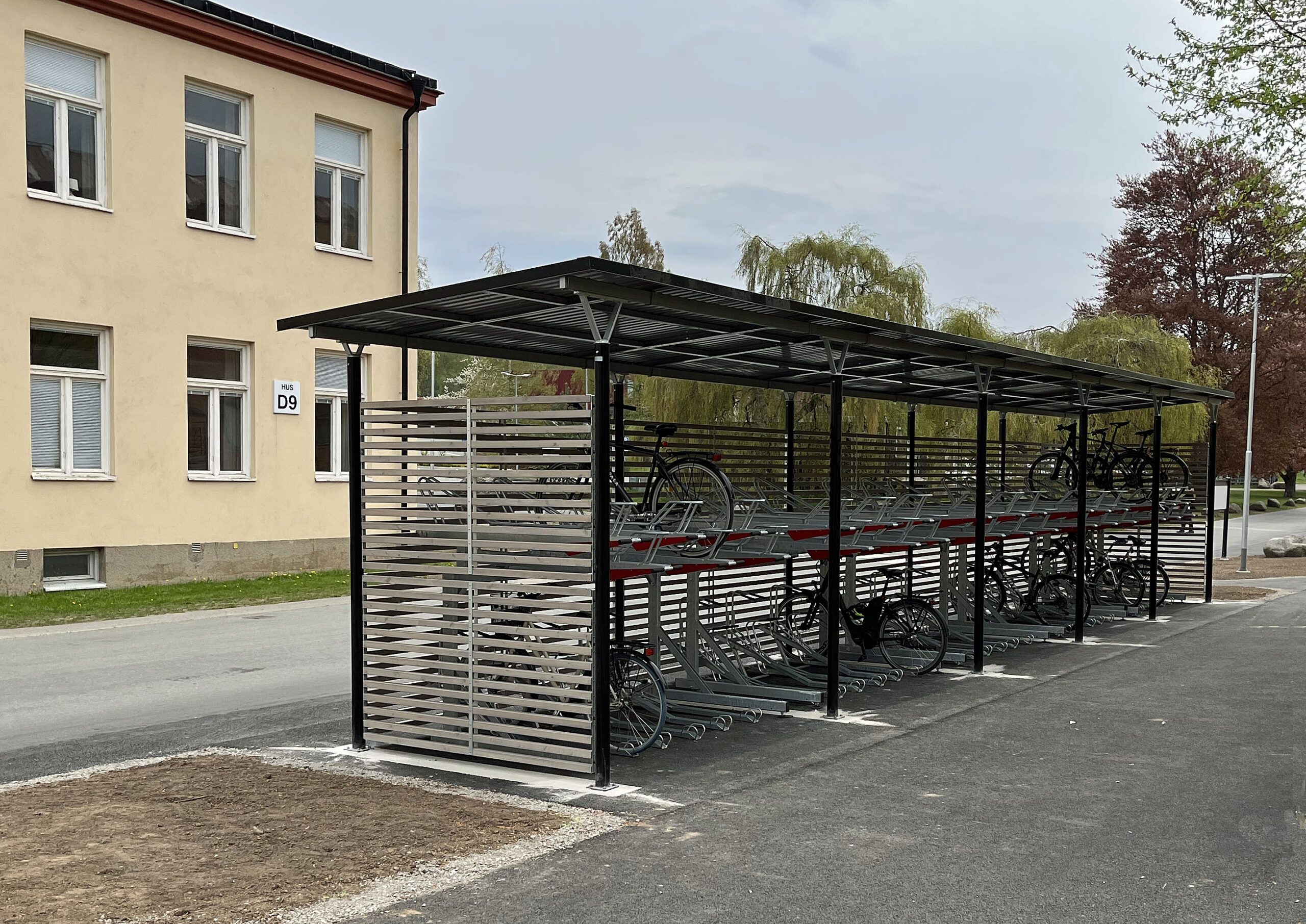 Cykeltak Basta två våningar. Cykelparkering.