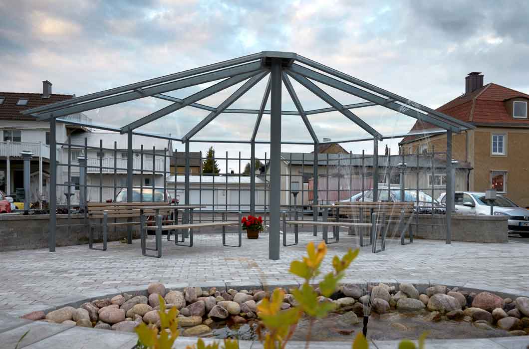 Pergola Prisma. Möbler ur möbelserien Botan. Utemiljö.