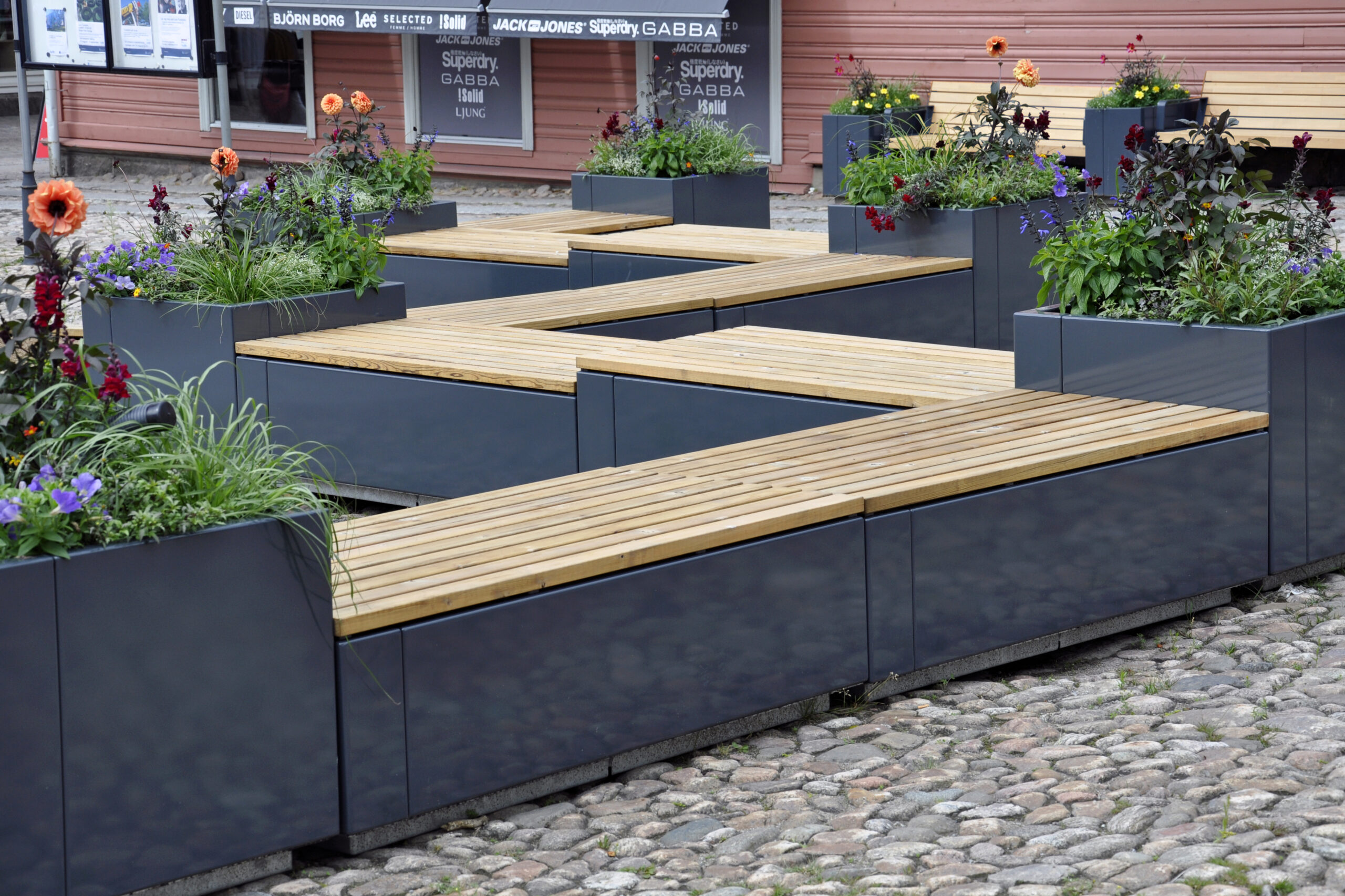 Planteringskärl Flora med specialanpassade bänkar. Parkmöbler. Utemiljö.